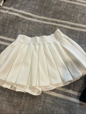 AKIRA White Pleated Skort